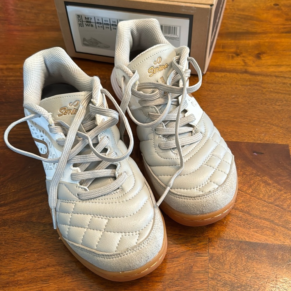 Excellent condition men’s futsal leather soccer shoes by Senda size US 7